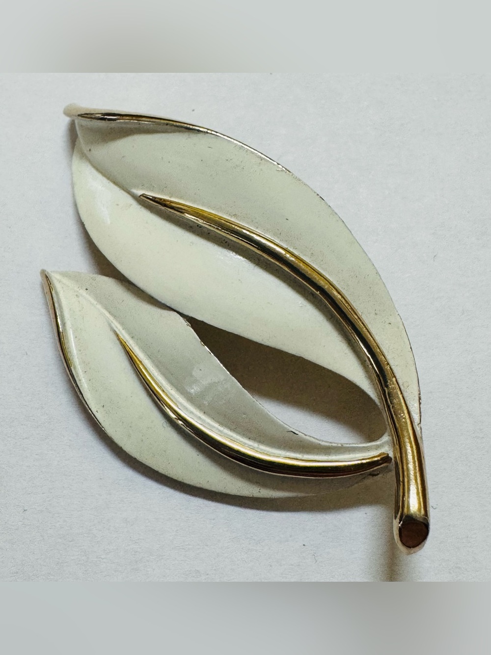 Vintage Pastelli Leaf Brooch in Cream and Gold